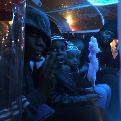 Famille heureuse dans notre tuktuk la nuit