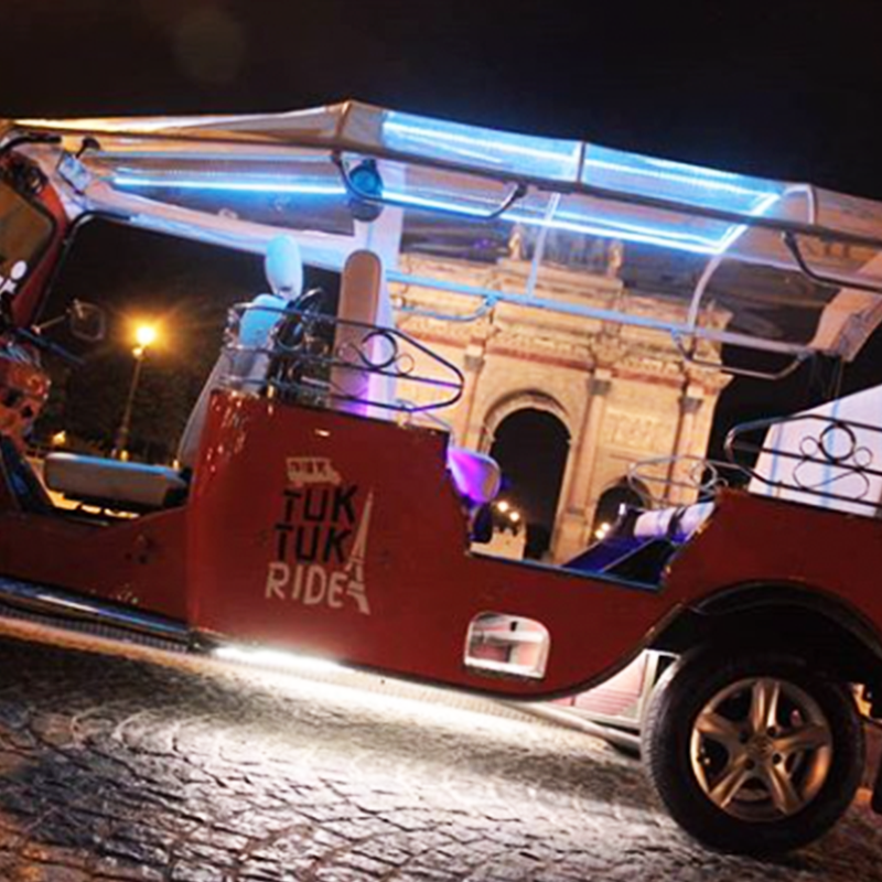 Tuktuk de nuit au louvre