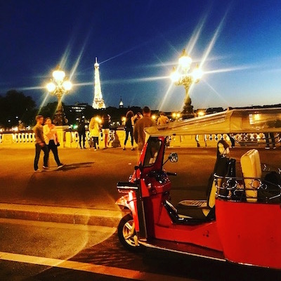 Notre tuktuk au pont alexandre 3