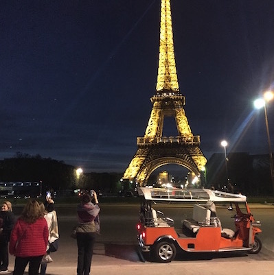 Paris la nuit en tuktuk à la tour eiffel