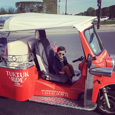 ENFANT EN TUKTUK