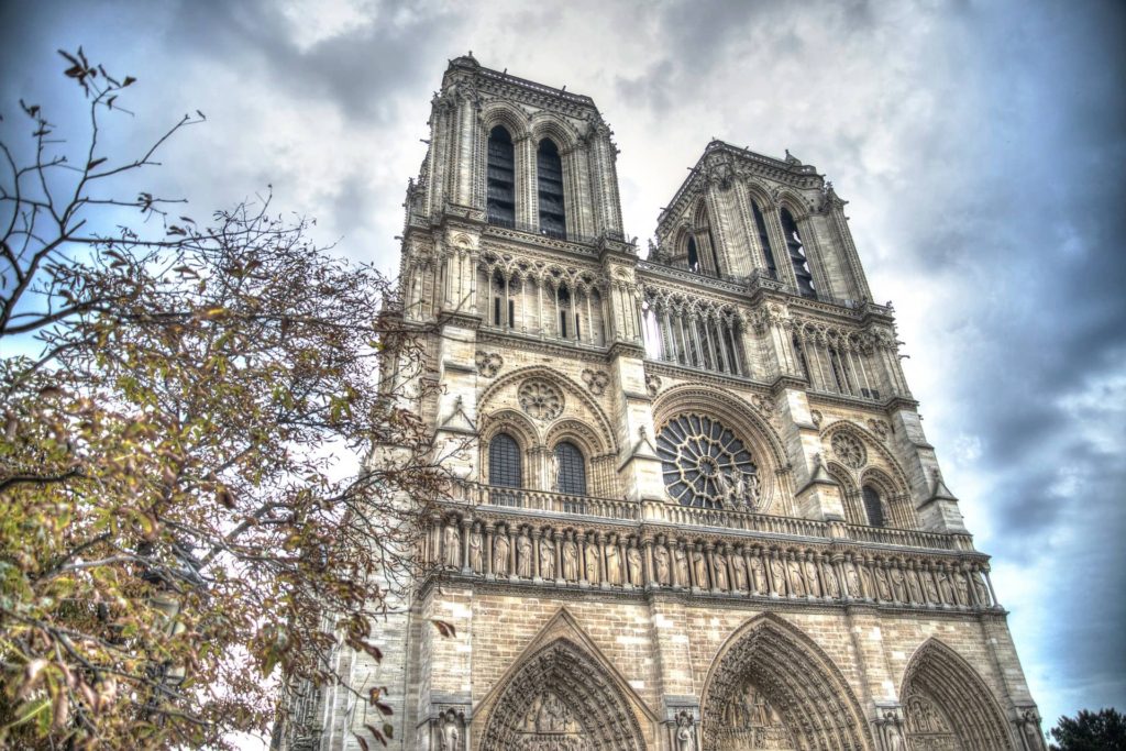 notre dame de paris en tuktuk