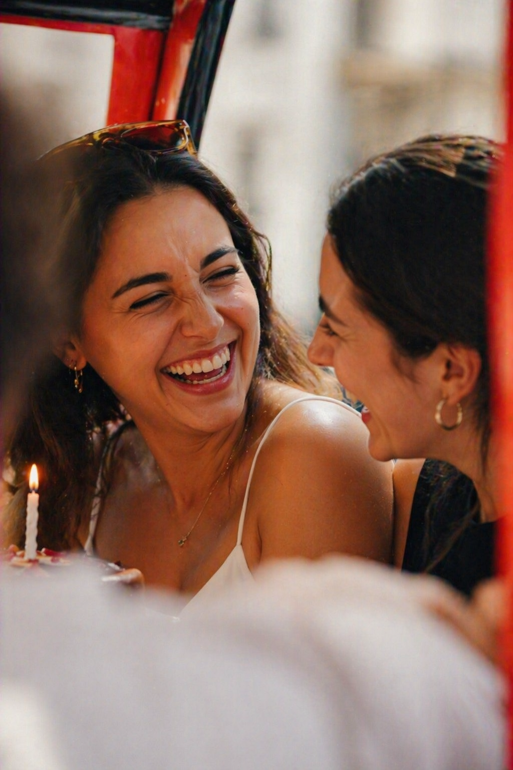 Passagères souriantes à bord d'un tuktuk Tuktuk Ride à Paris