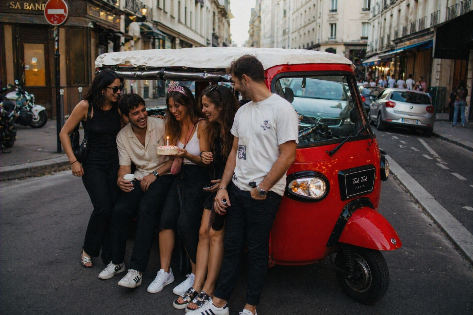 Célébration d'anniversaire en tuktuk avec gâteau à Paris