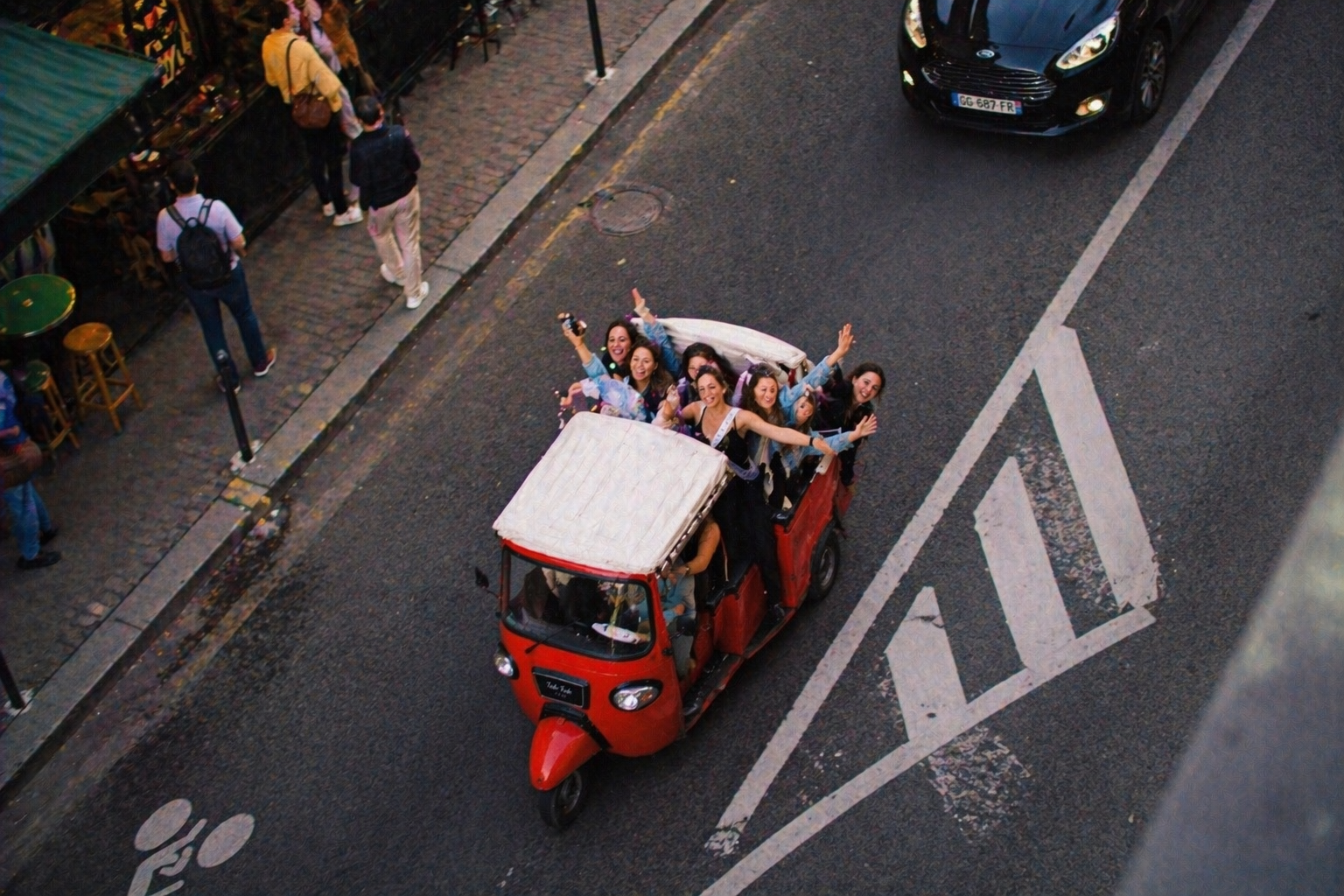 Vue aérienne d'un tuktuk Tuktuk Ride dans une rue de Paris