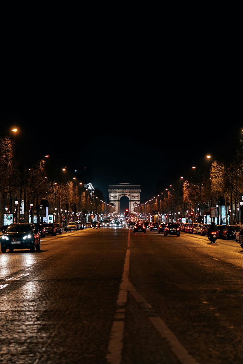 Avenue des Champs-Élysées illuminée la nuit avec l'Arc de Triomphe