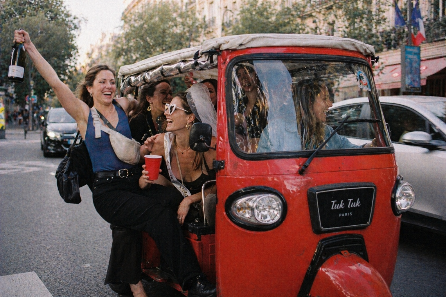 EVJF Tuktuk Ride Paris, amies à bord d'un tuktuk en mouvement
