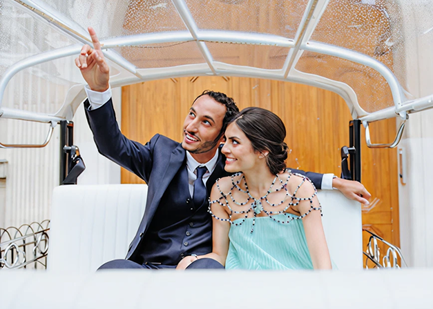 Couple de mariés à bord d'un tuktuk Tuktuk Ride à Paris