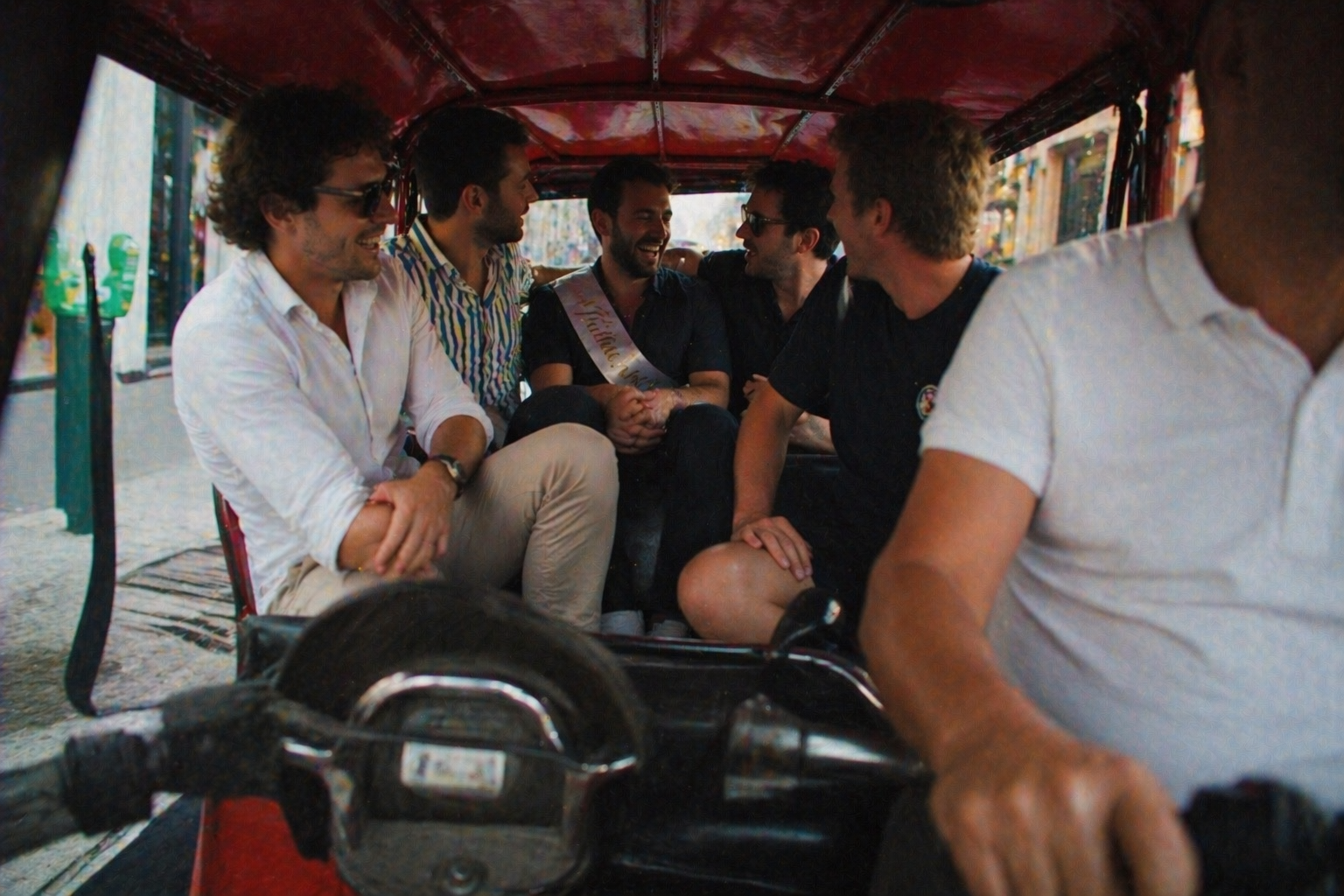 Passagers à bord d'un tuktuk électrique 6 places Tuktuk Ride