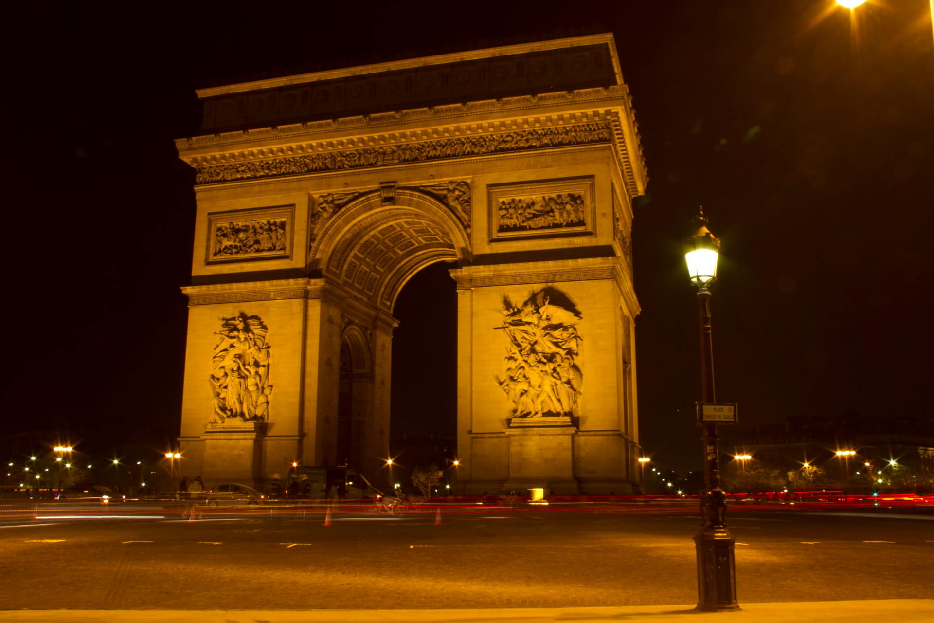 Arc de Triomphe de Paris illuminé la nuit