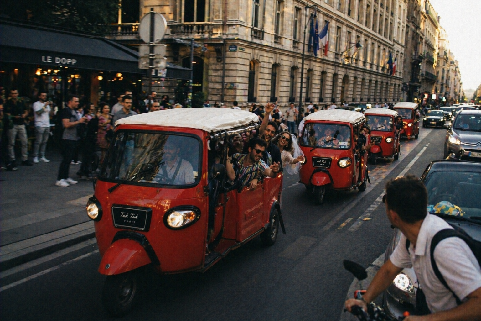 Tuktuk rouge Tuktuk Ride en circulation à Paris