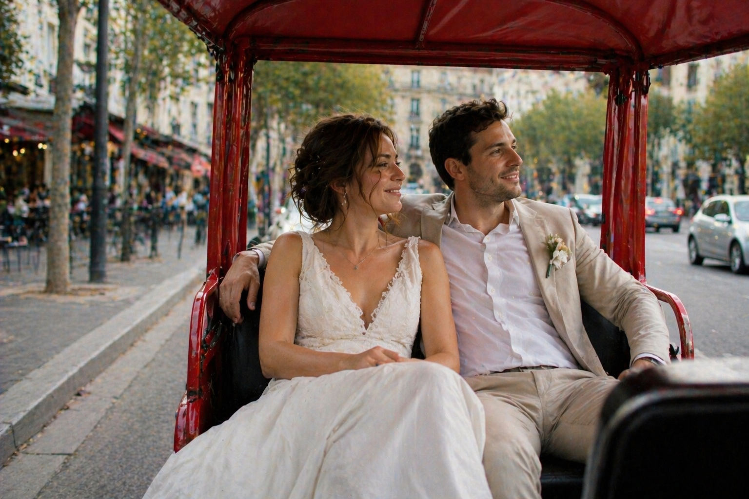 Couple de mariés souriants à bord d'un tuktuk Tuktuk Ride