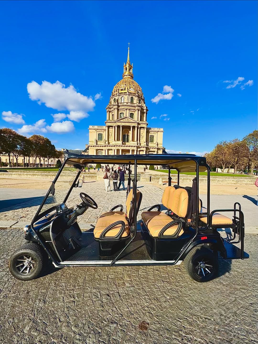Golfette électrique Tuktuk Ride devant le Dôme des Invalides à Paris