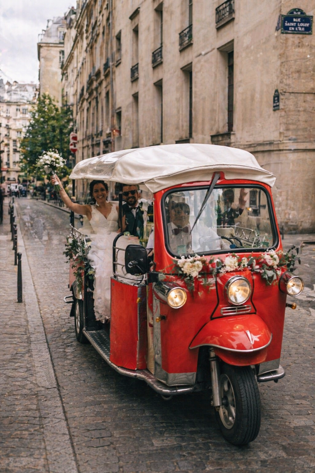 Mariée à l'arrière d'un tuktuk rouge Tuktuk Ride à Paris