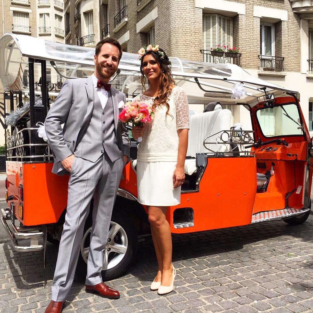 Mariés devant un tuktuk Tuktuk Ride à Paris