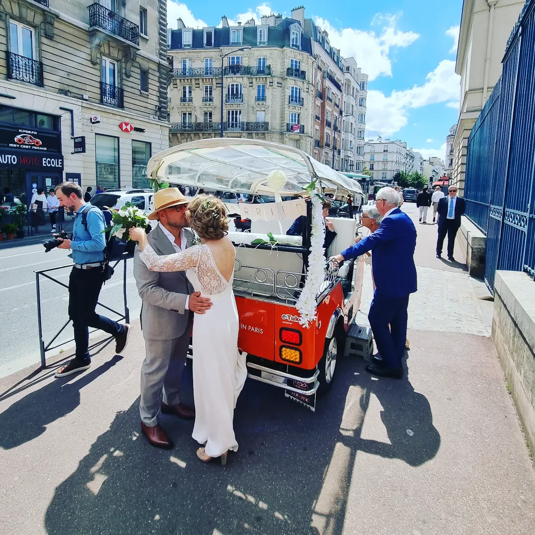 Mariés descendant d'un tuktuk rouge Tuktuk Ride à Paris