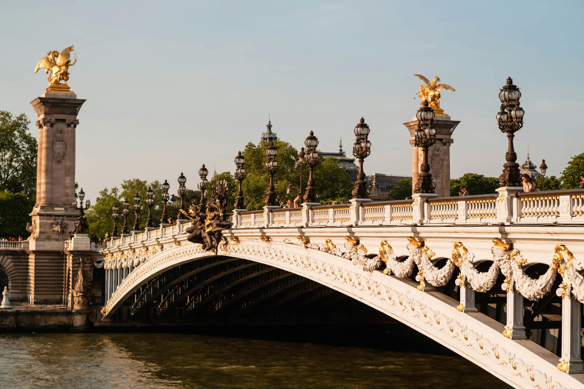 Statues dorées du Pont Alexandre III à Paris
