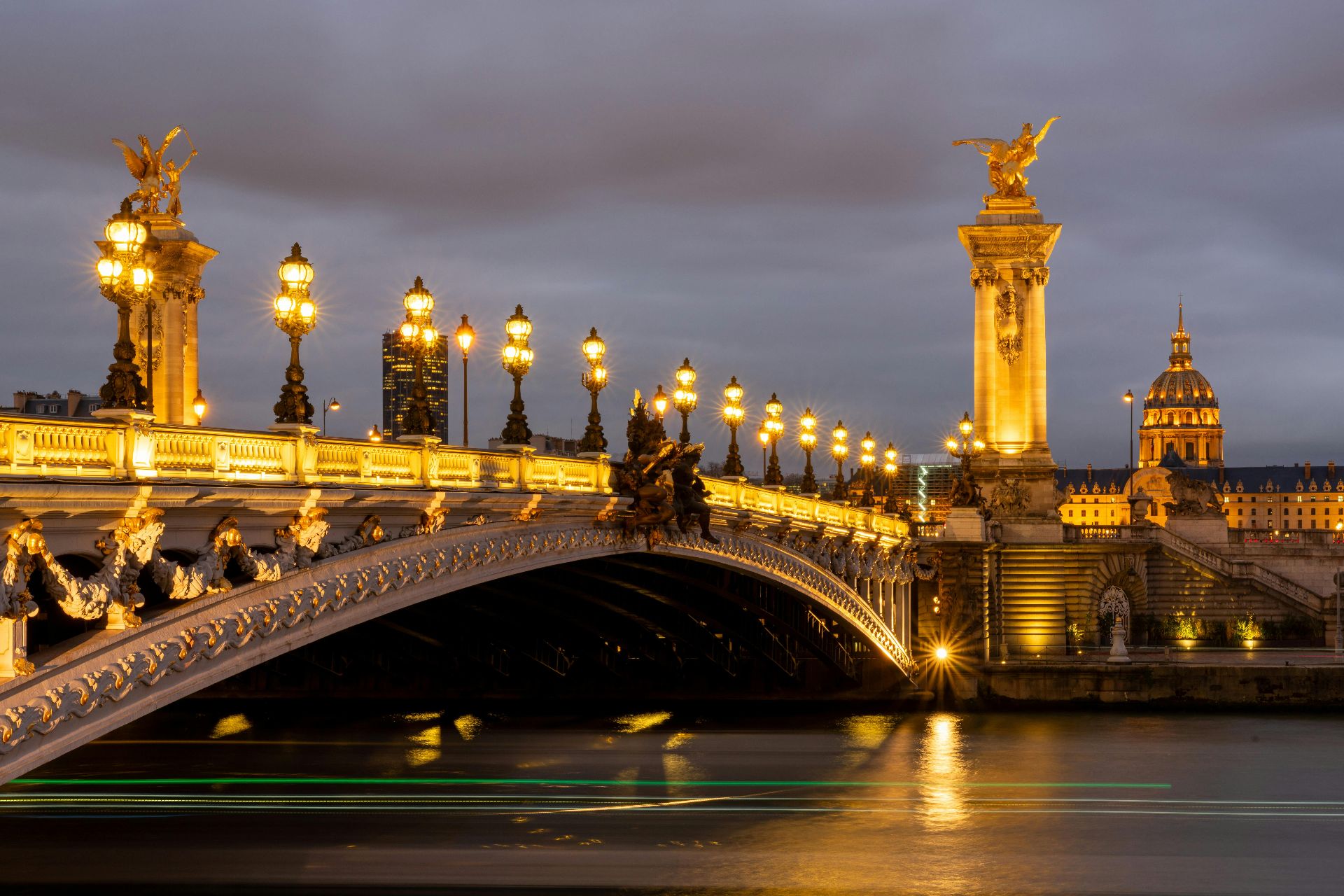 Pont Alexandre III au crépuscule à Paris