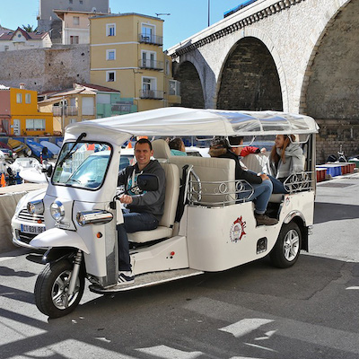 Tuktuk électrique blanc en visite touristique à Marseille près du Vieux-Port