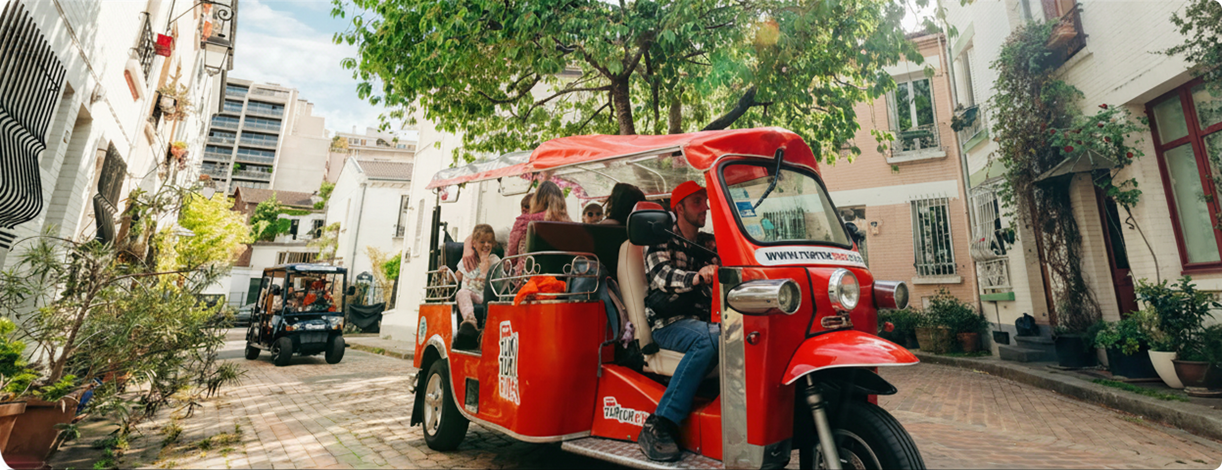 Tuktuk électrique rouge 6 places avec passagers à Paris