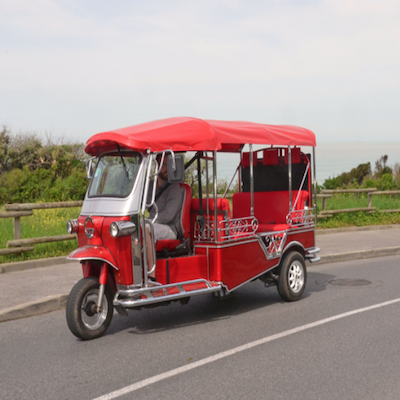 Tuktuk électrique rouge en balade au Pays Basque