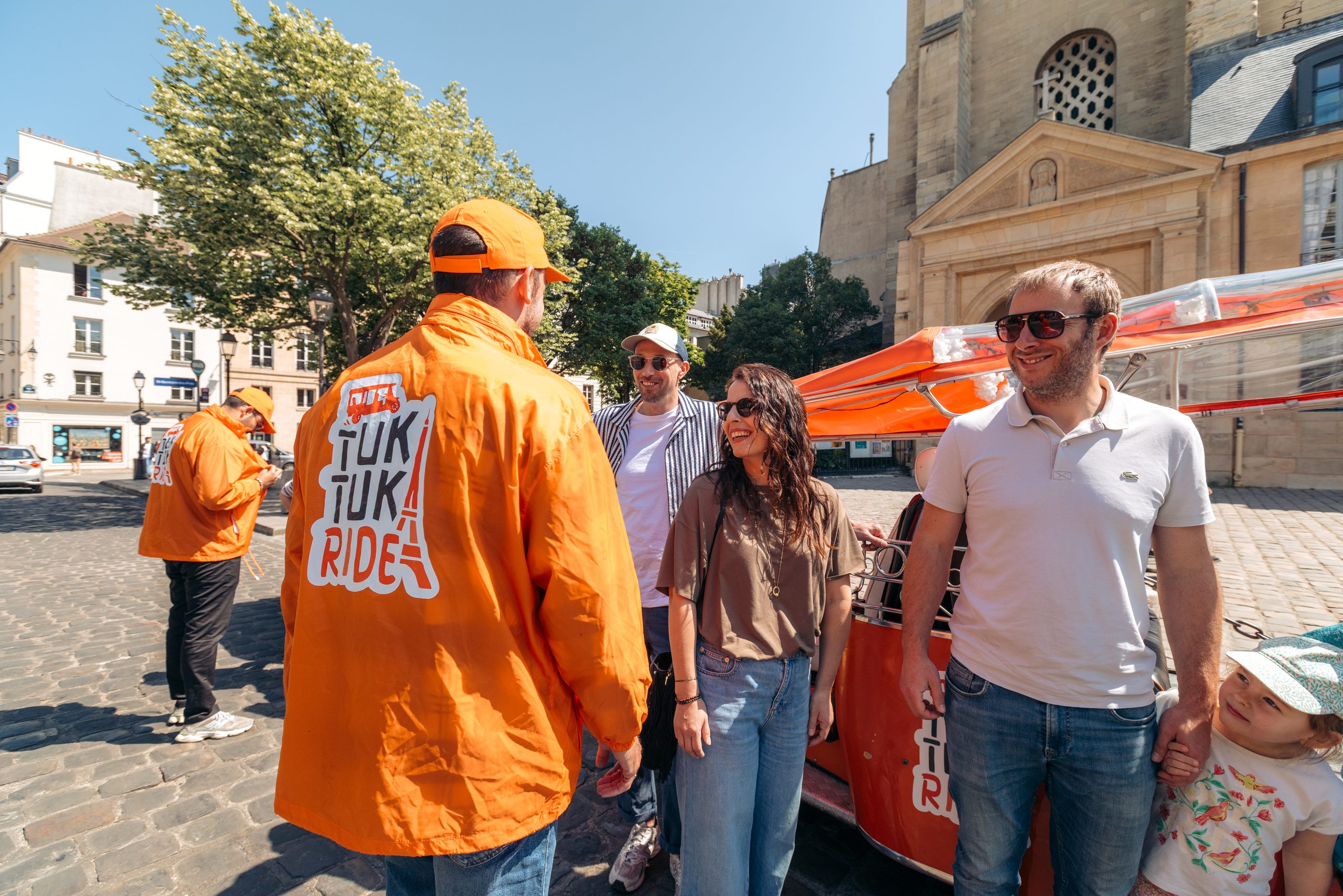 Chauffeurs et passagers Tuktuk Ride en visite de Paris