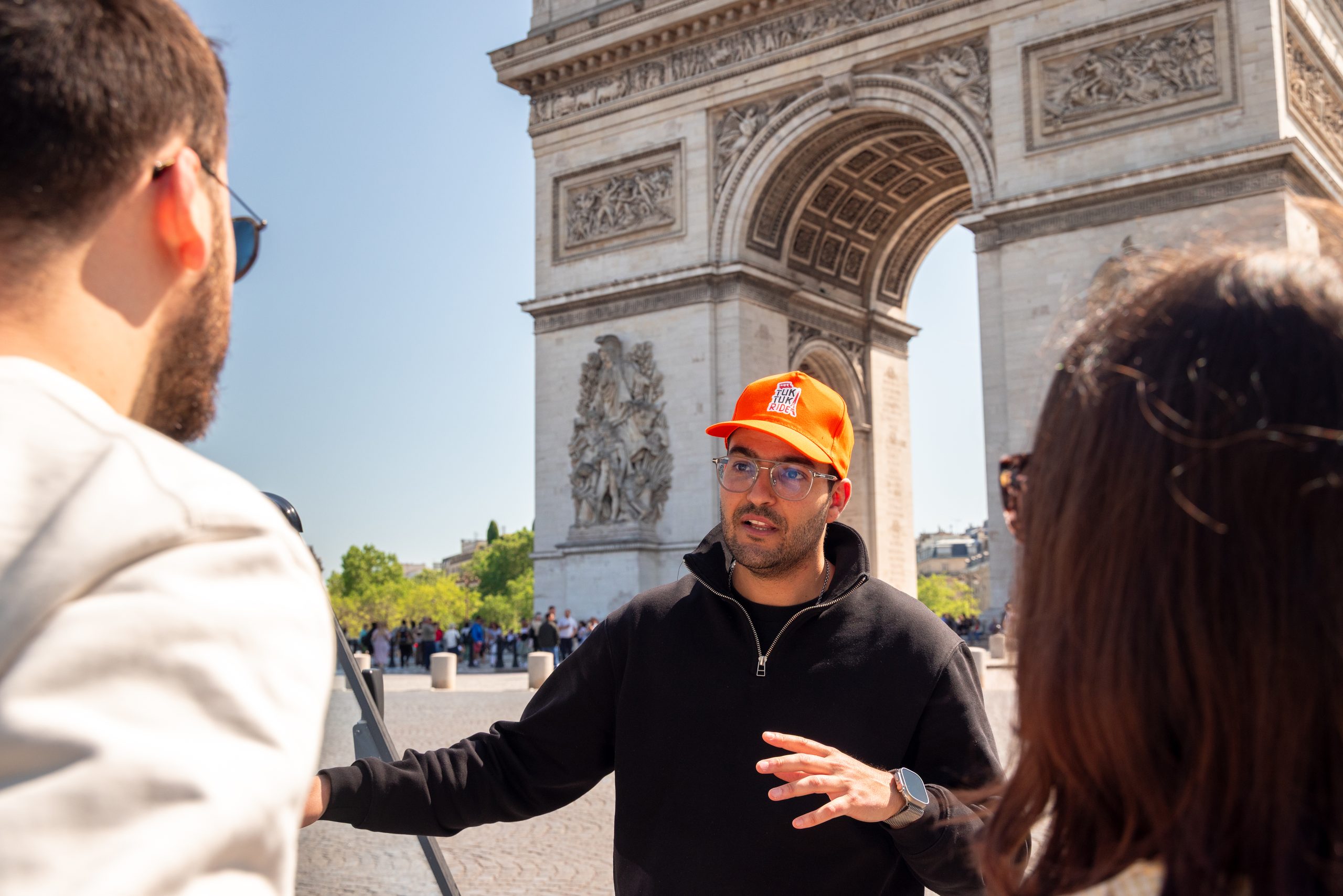 Chauffeur Tuktuk Ride et passagère devant l'Arc de Triomphe à Paris
