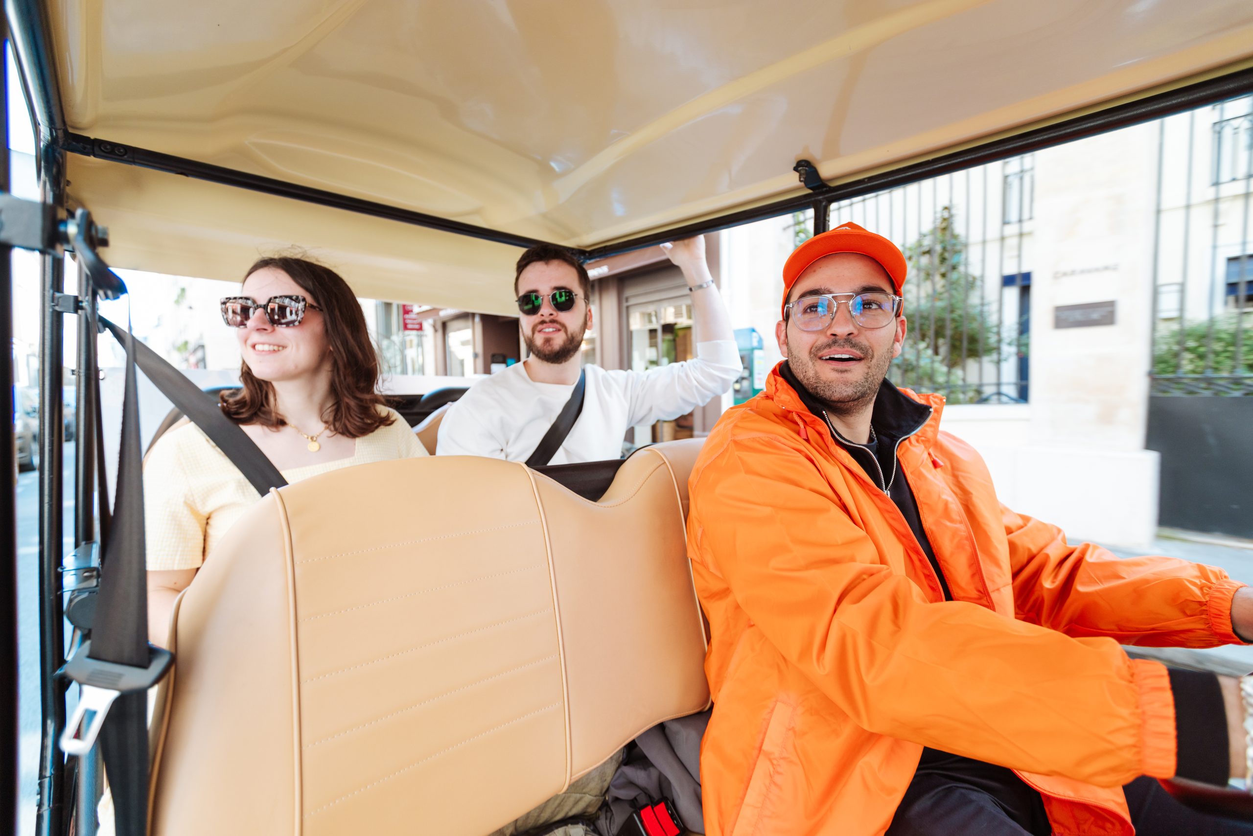 Passagers et chauffeur Tuktuk Ride en visite de Paris