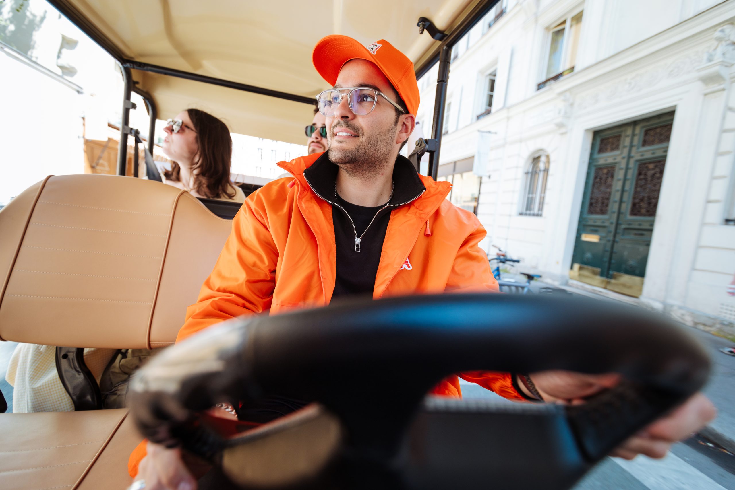 Chauffeur Tuktuk Ride souriant au volant d'un tuktuk à Paris