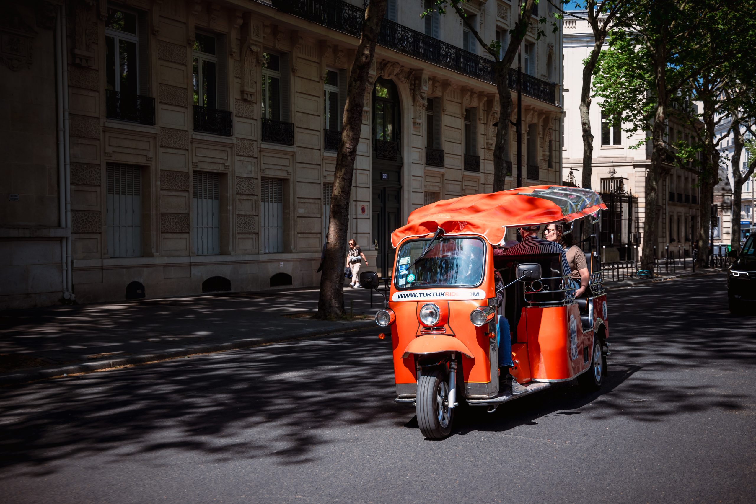 Tuktuk orange Tuktuk Ride en visite à Paris