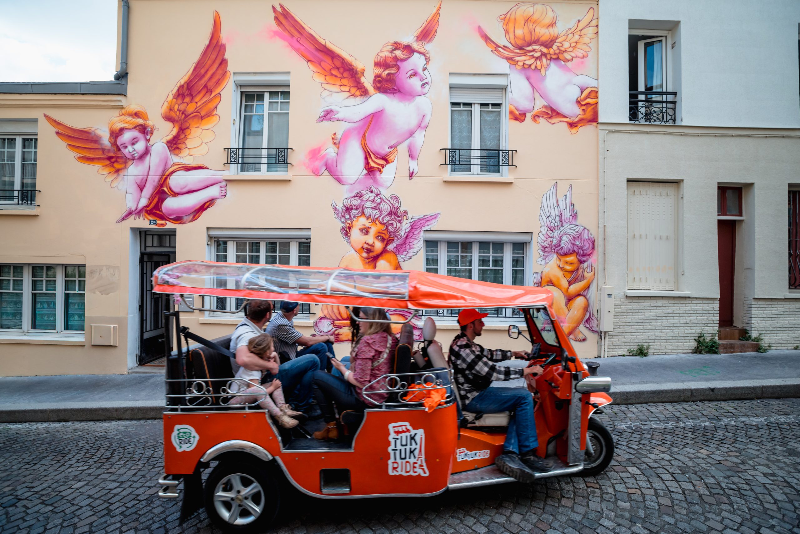 Golfette électrique Tuktuk Ride devant la fresque des angelots à Paris