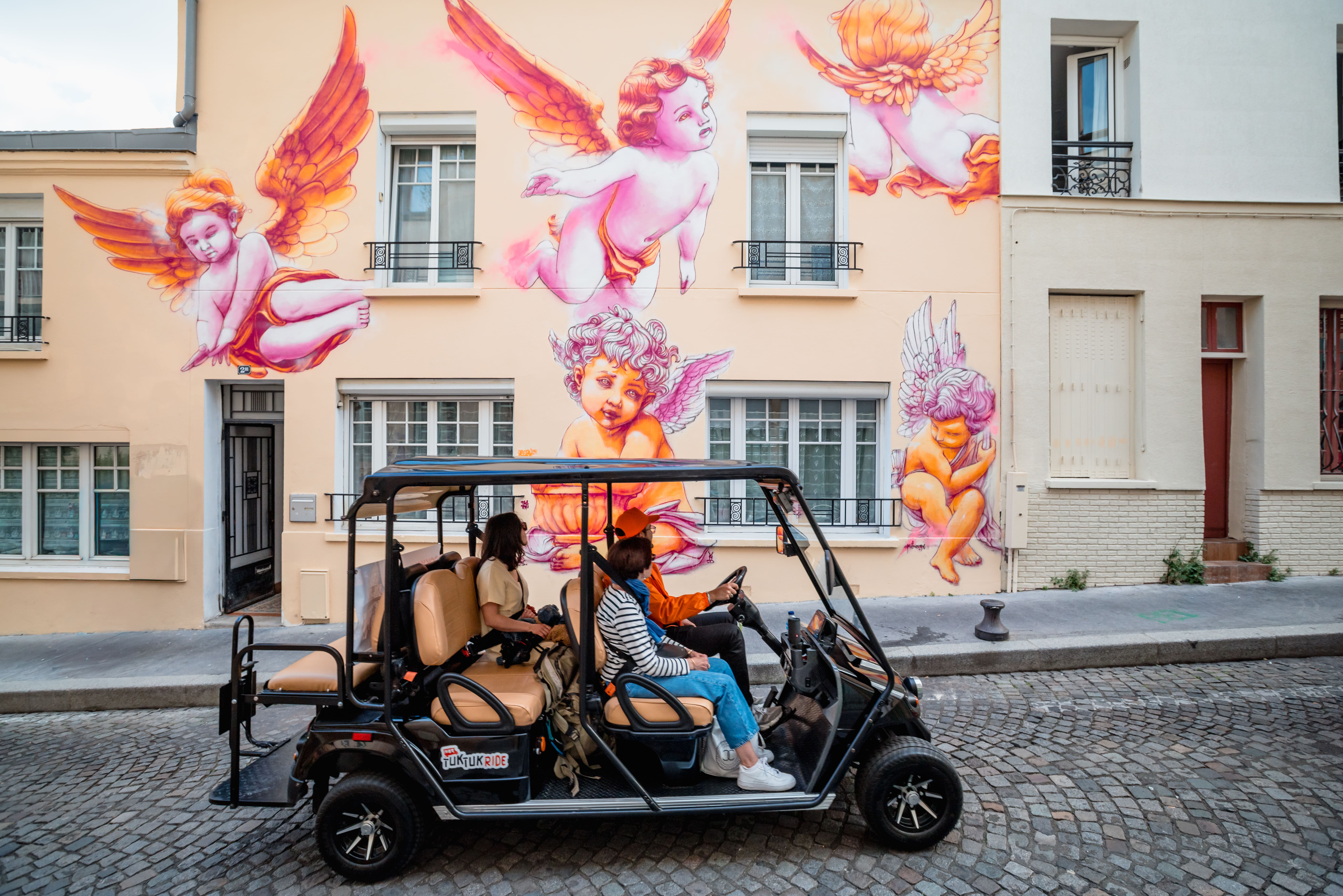 Tuktuk électrique Tuktuk Ride habillé d'un décor artistique à Paris