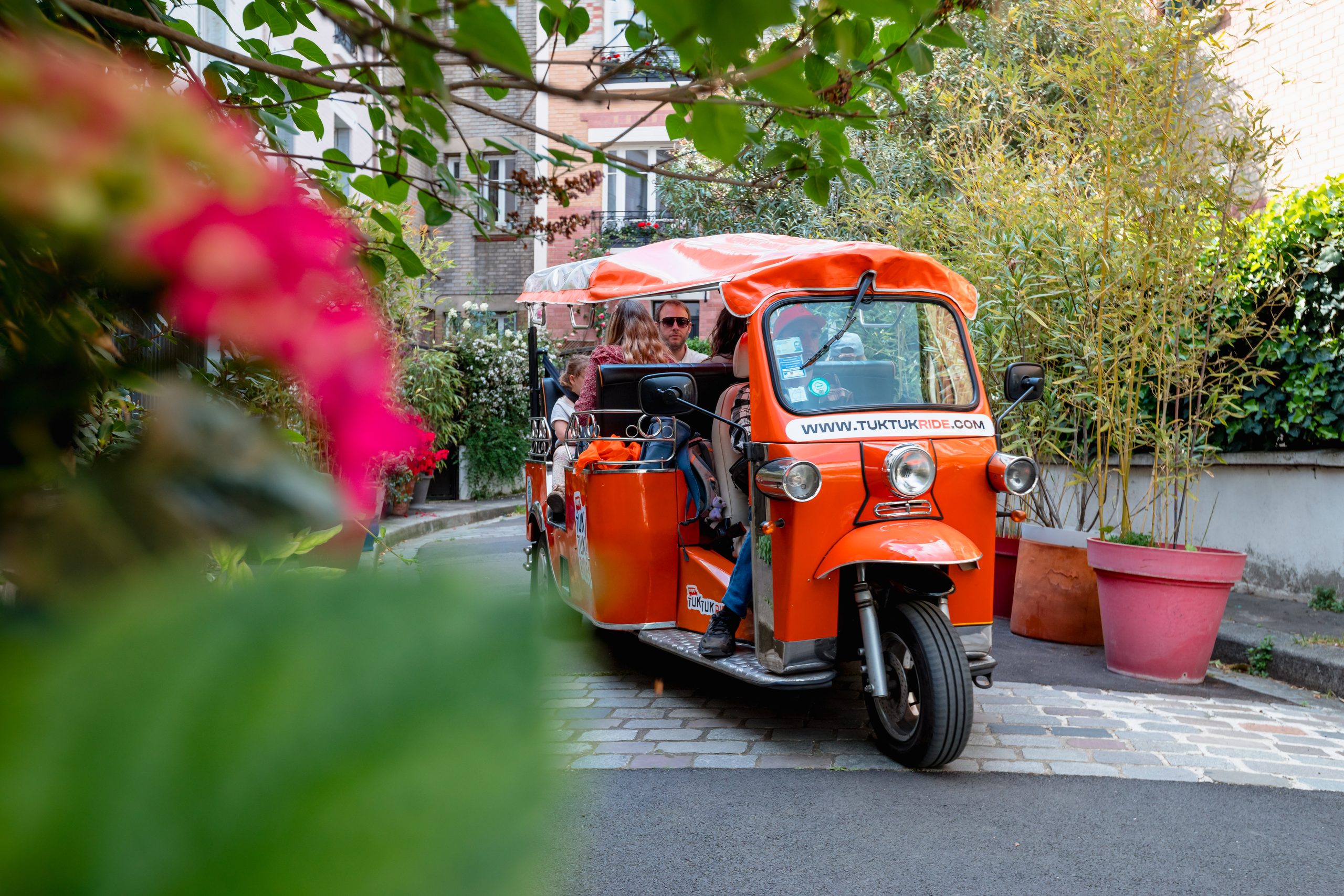 Tuktuk électrique Tuktuk Ride dans une ruelle parisienne fleurie
