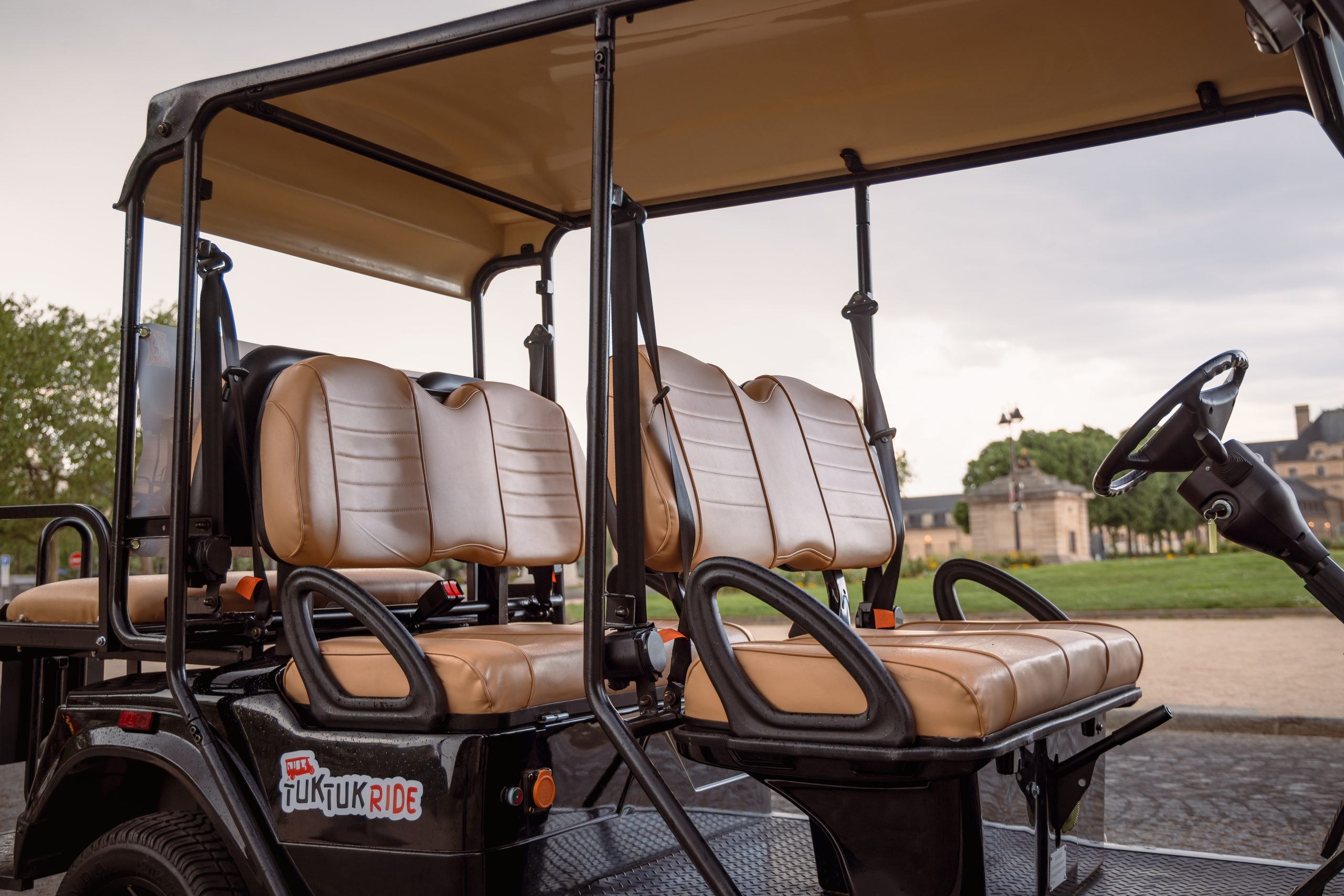 Sièges arrière confortables d'une golfette électrique 6 places