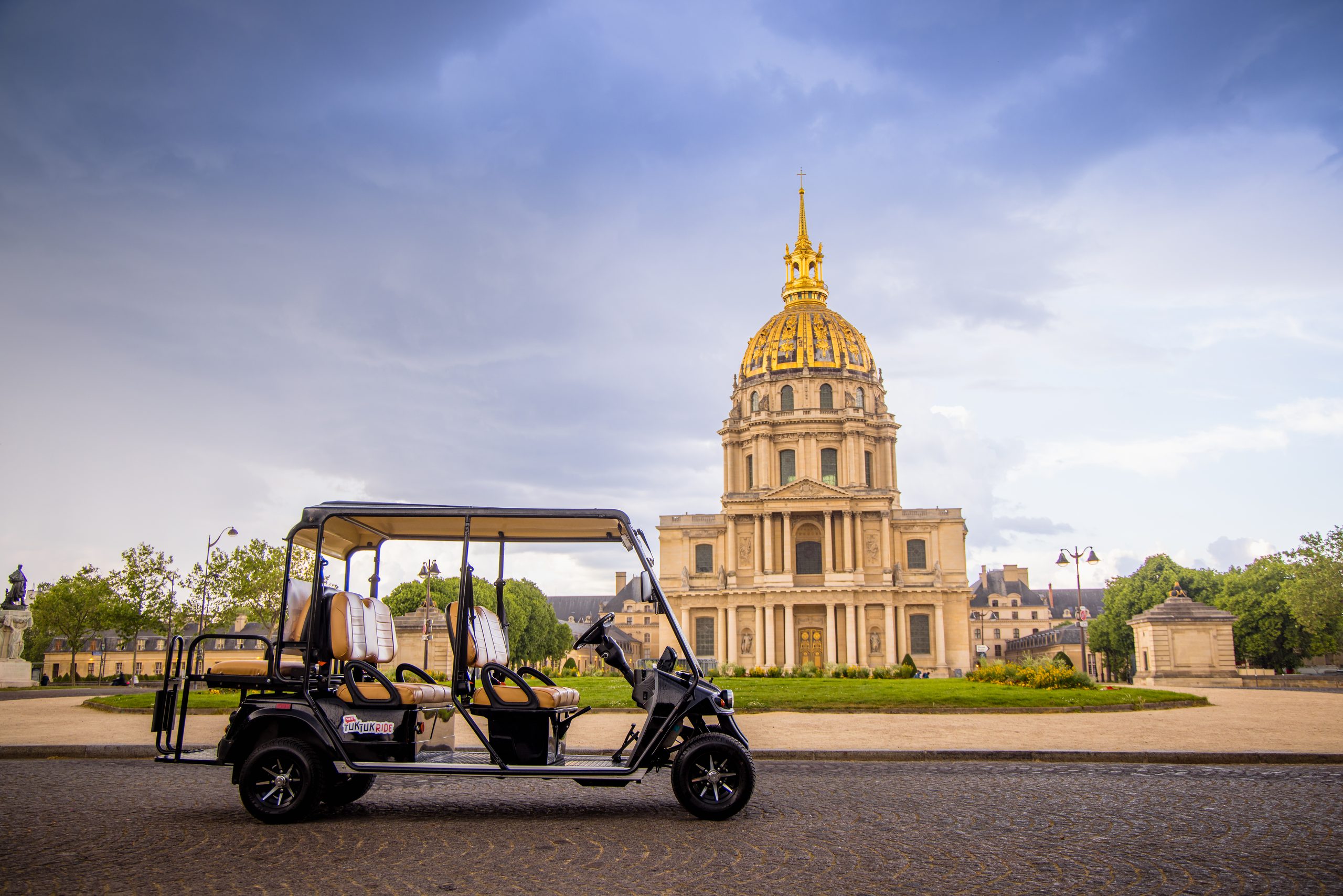 Tuktuk Tuktuk Ride, golfette devant l'Hôtel des Invalides à Paris