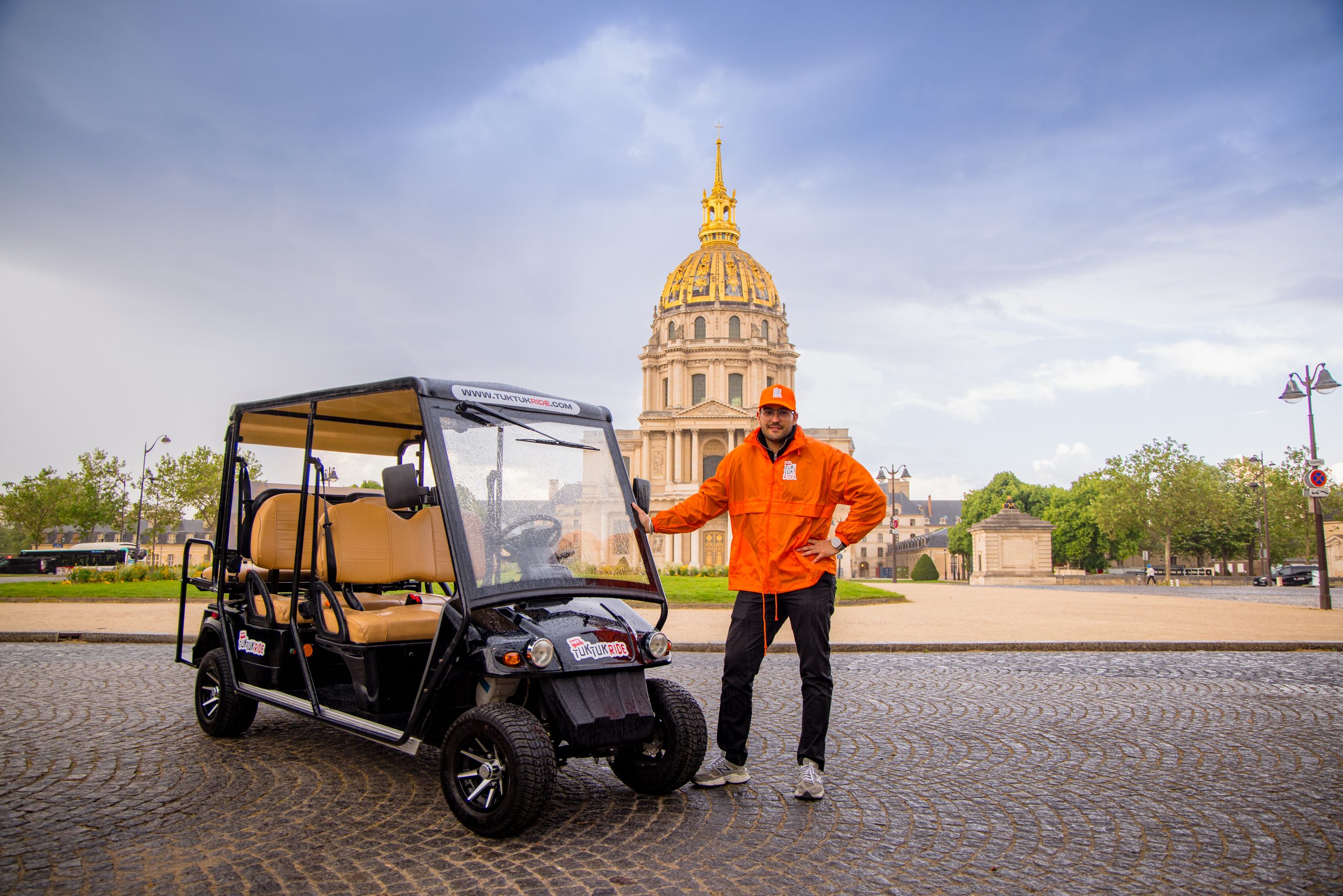 Tuktuk Ride devant le Dôme des Invalides lors d'une visite de Paris