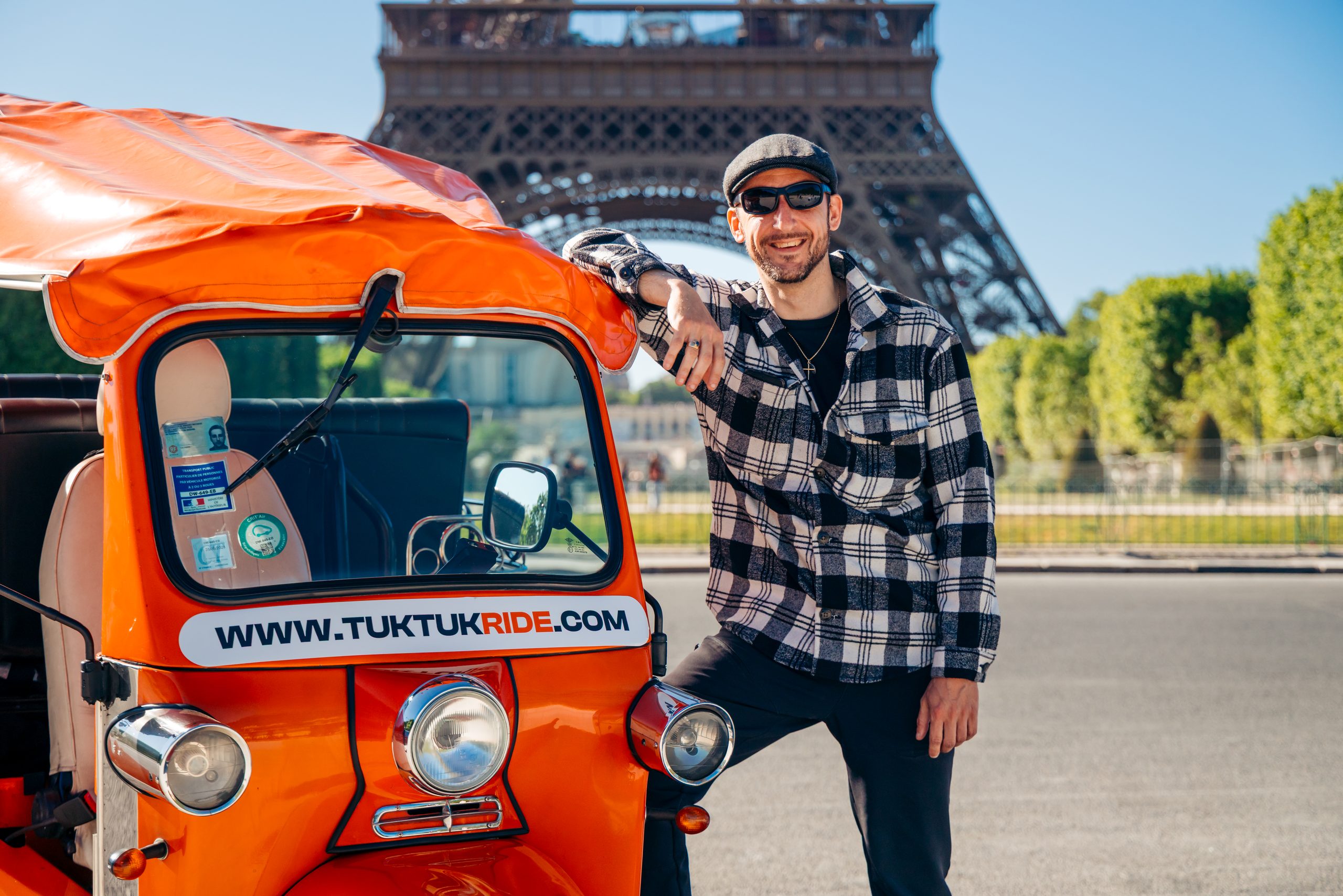 Chauffeur Tuktuk Ride devant la Tour Eiffel à Paris
