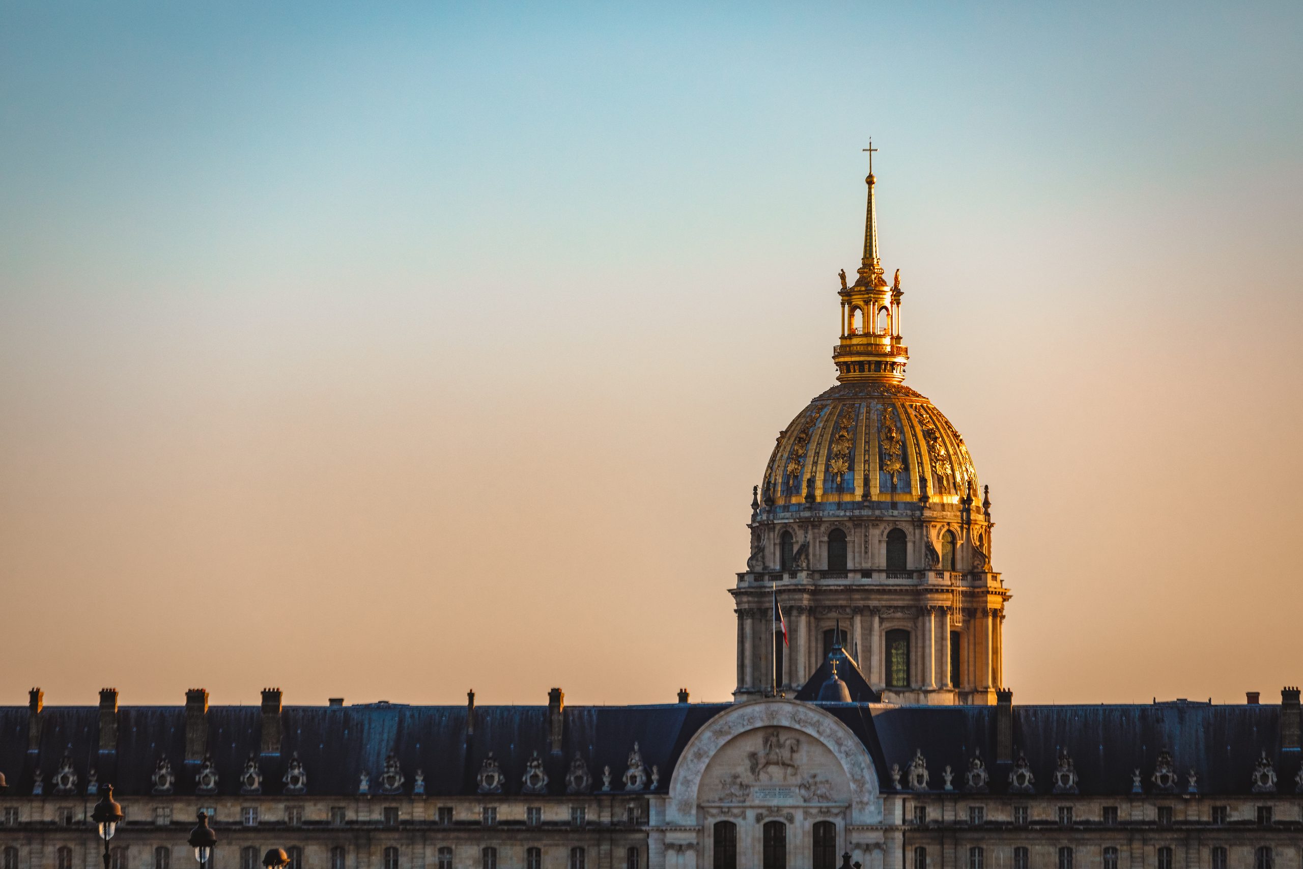 Dôme doré des Invalides illuminé au coucher du soleil