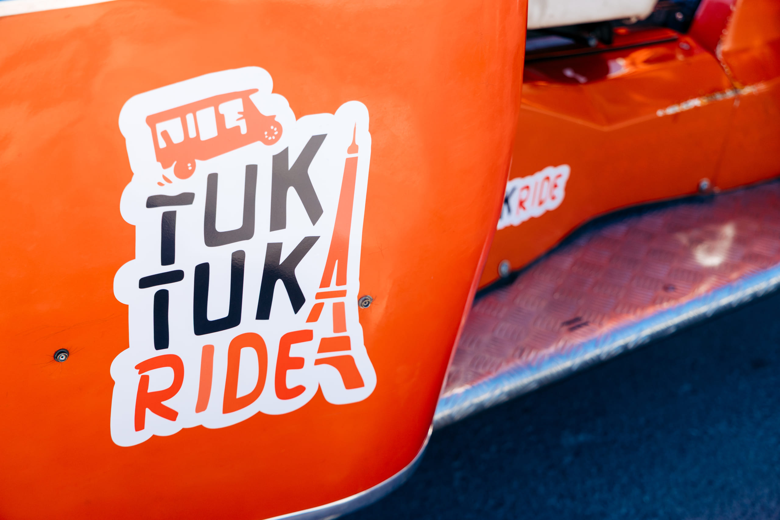 Sticker TUKTUK RIDE sur la carroserie du tuktuk