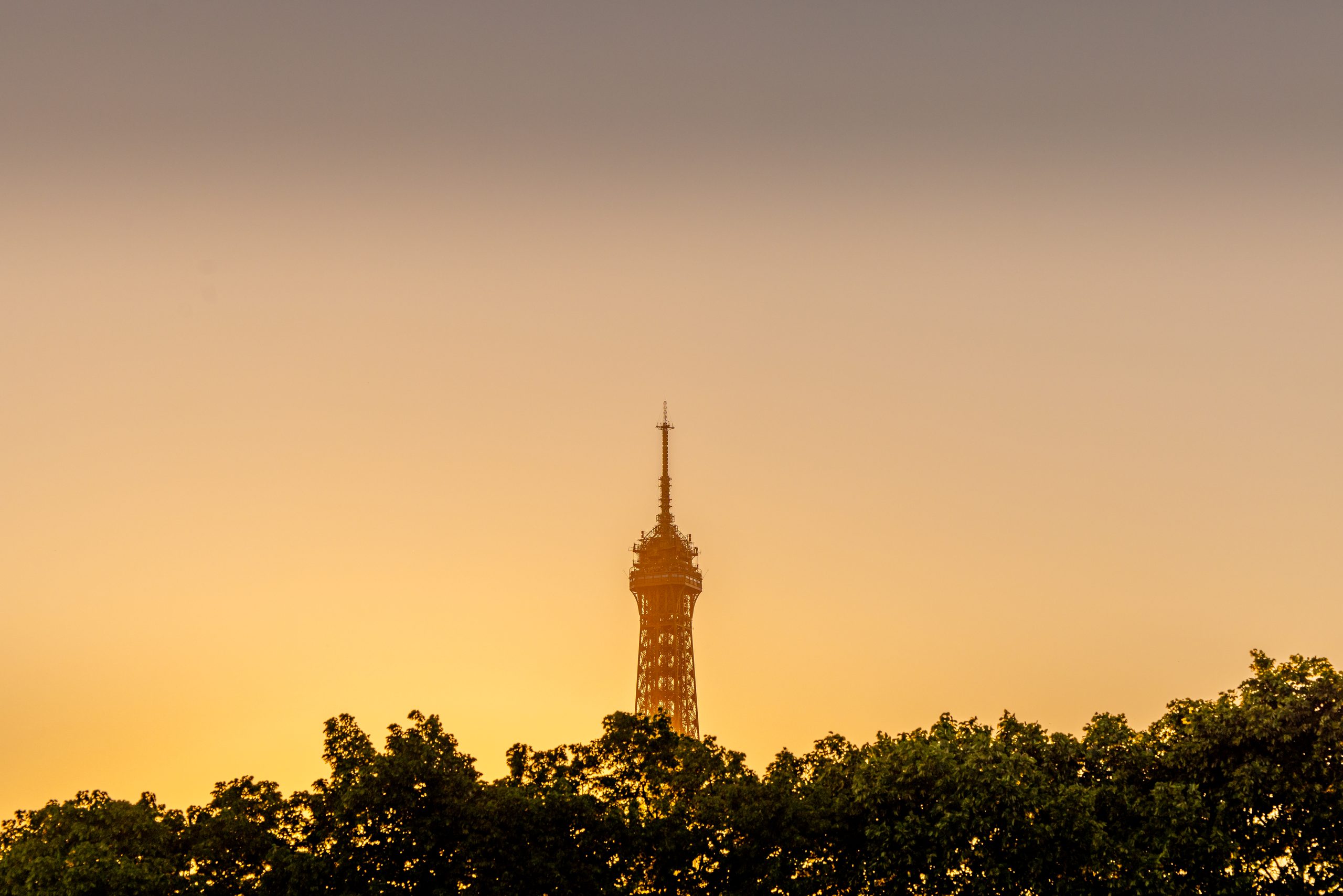 Tour Eiffel au coucher du soleil à Paris