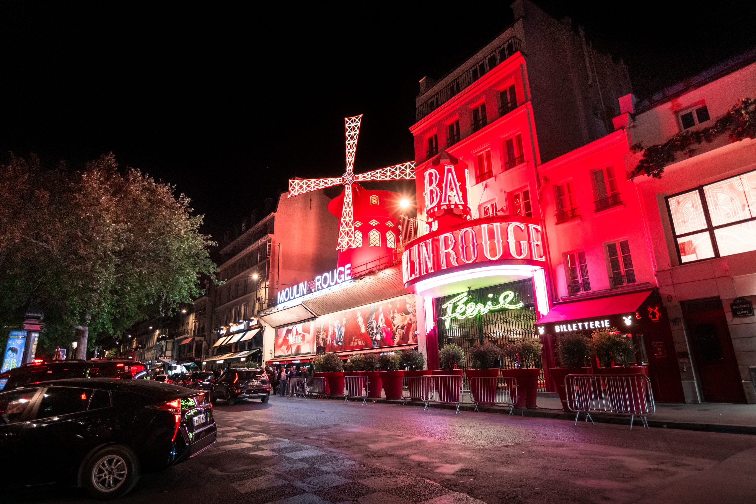 Tuktuks Tuktuk Ride en balade nocturne devant le Moulin Rouge parisien
