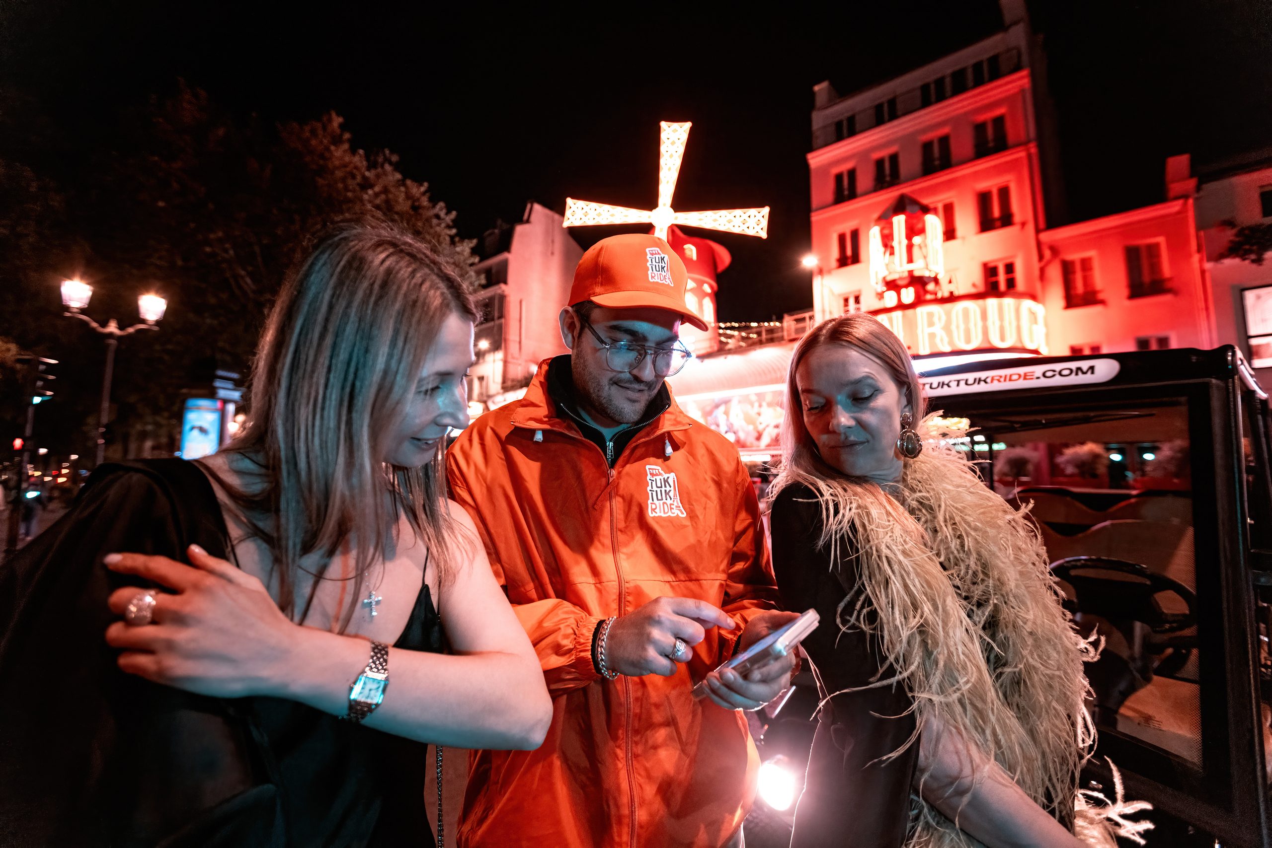 Chauffeur et passagères Tuktuk Ride lors d'un tour Paris by night