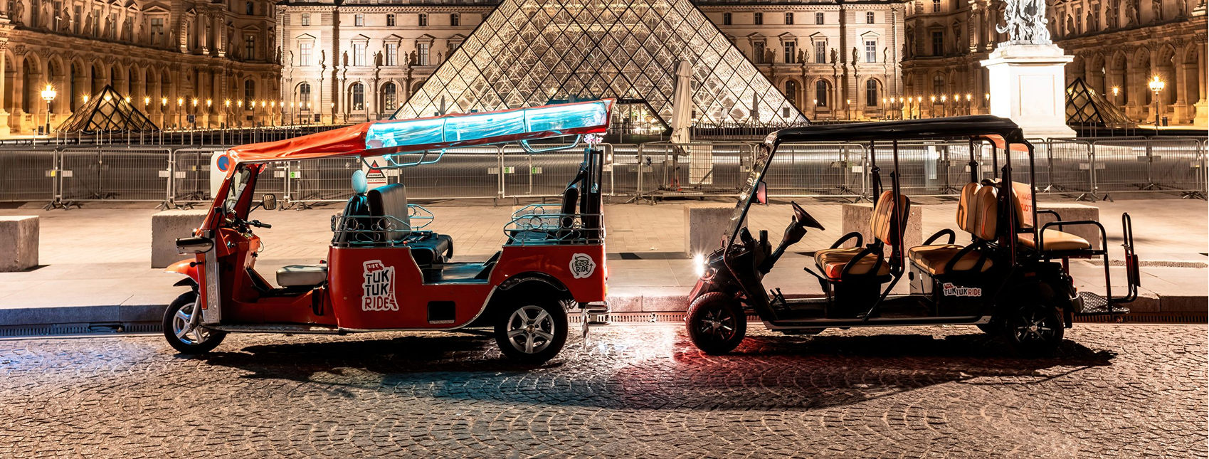 Tuktuk Ride devant la pyramide du Louvre lors d'une visite de Paris