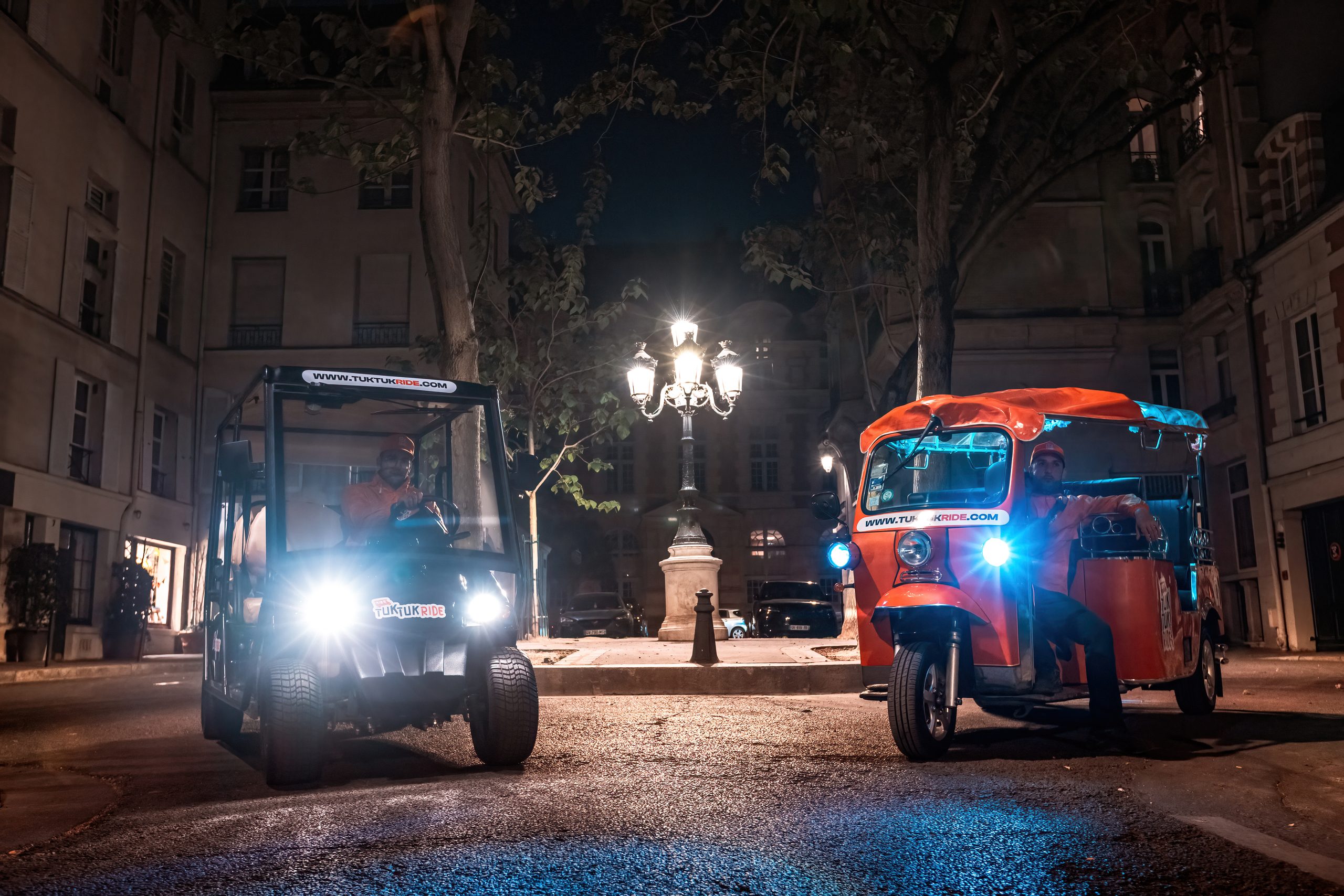 Tuktuks Tuktuk Ride en balade nocturne devant un monument parisien