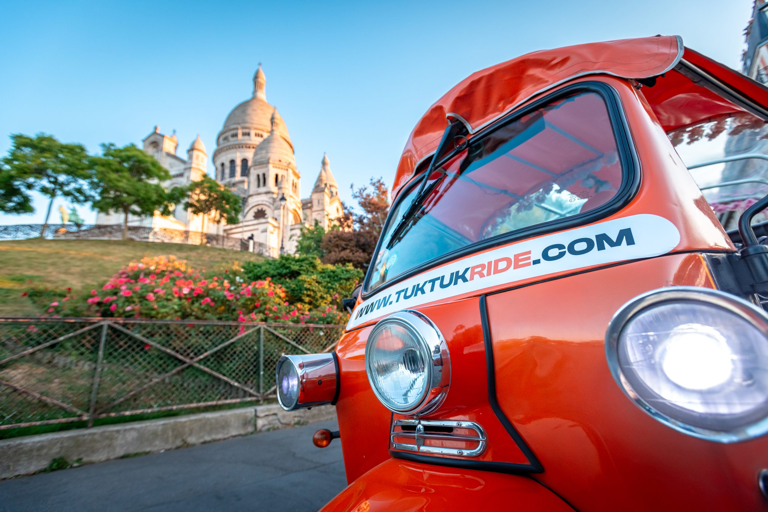 Tuktuk rouge Tuktuk Ride avec le Sacré-Cœur en arrière-plan
