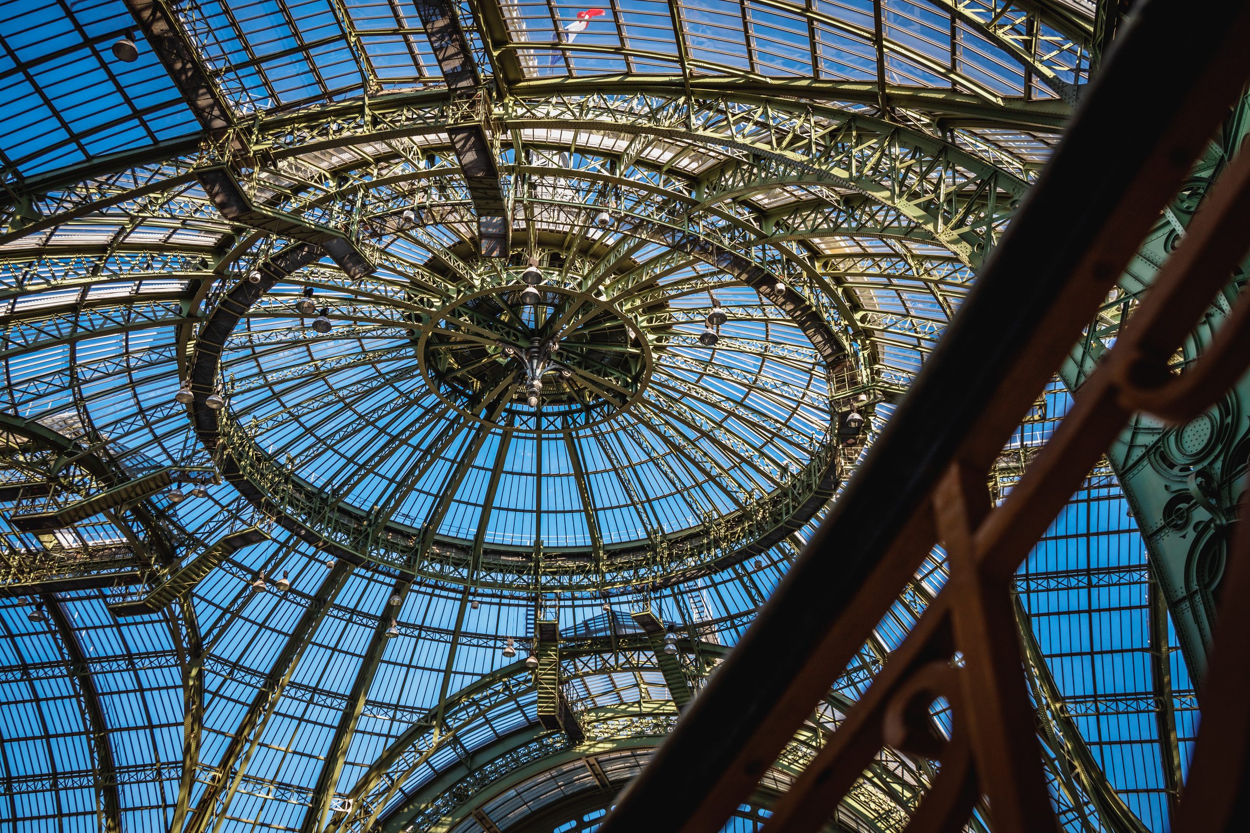 Coupole en verre du Grand Palais vue de l'intérieur à Paris