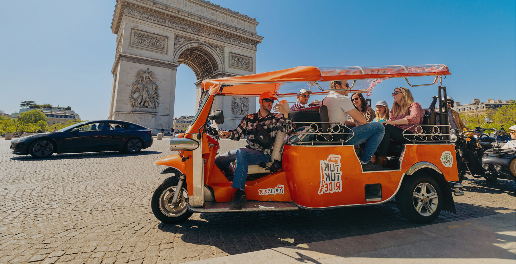 Balade en tuktuk électrique avec vue sur l'Arc de Triomphe à Paris