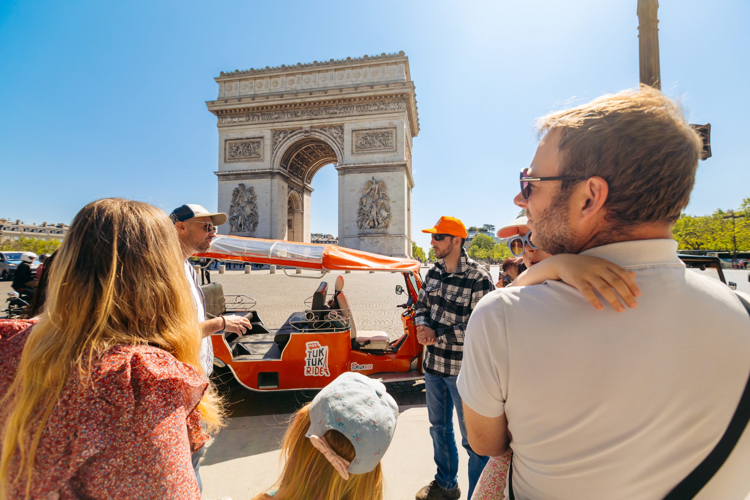 Visite de l'Arc de Triomphe en famille en tuktuk électrique à Paris