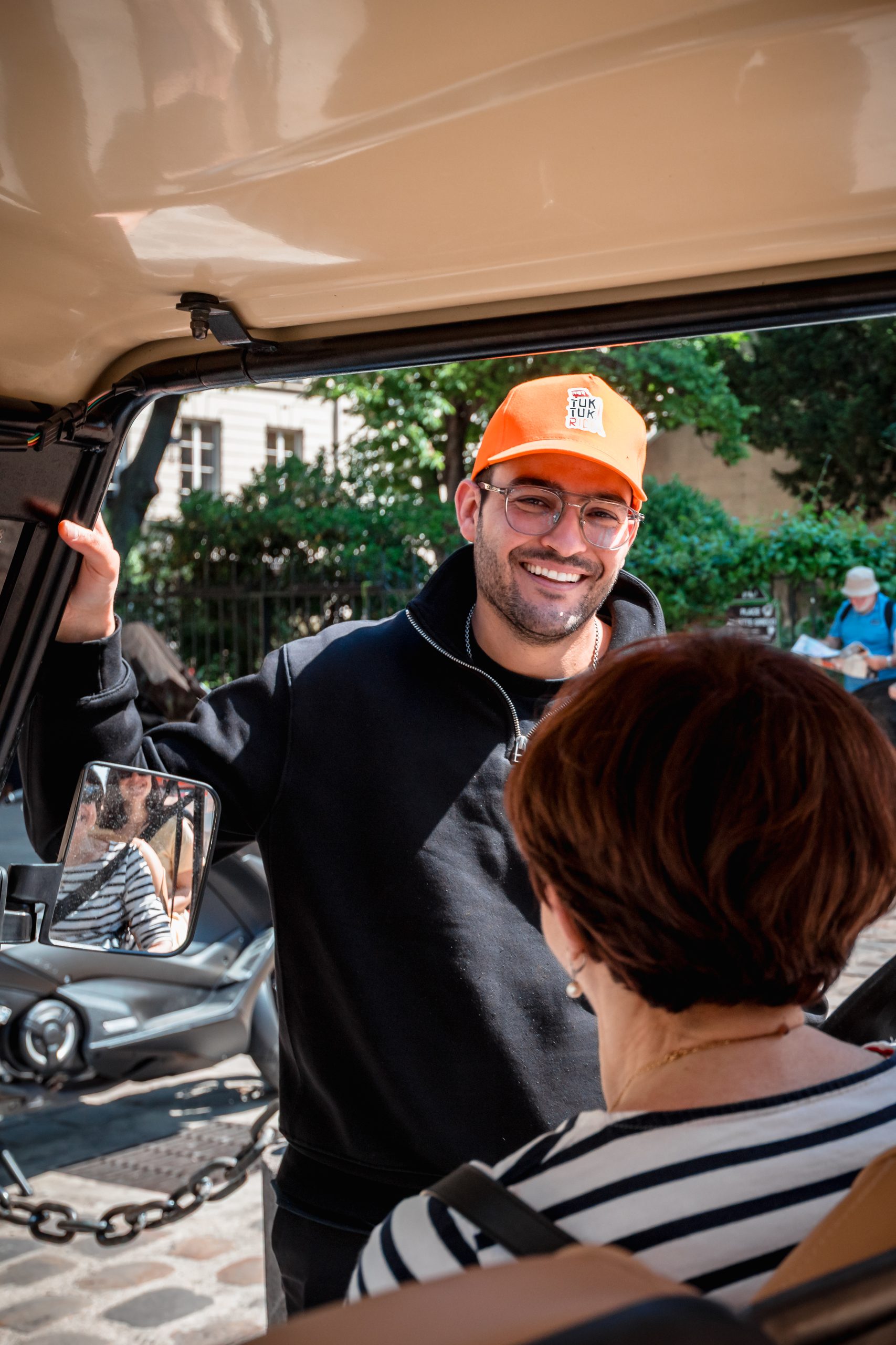 Chauffeur Tuktuk Ride et passagère à bord d'un tuktuk à Paris
