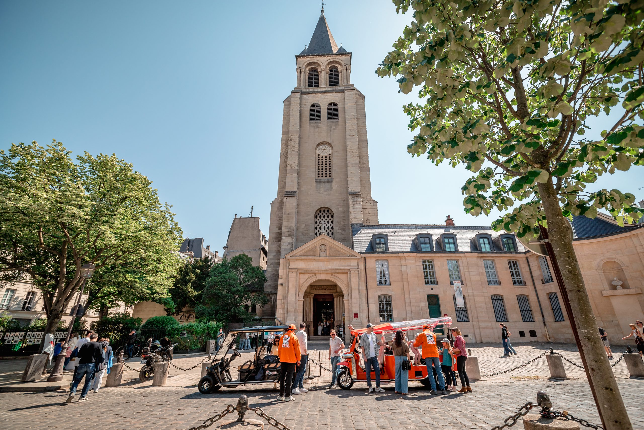 Équipe Tuktuk Ride Paris devant l'église Saint-Germain-des-Prés
